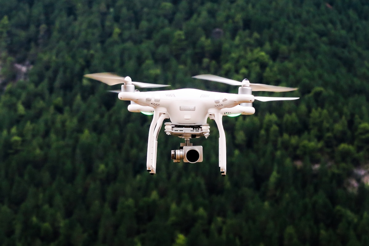 Şehir üzerinde drone gösterisi